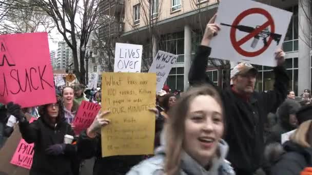 Μεγάλο Πλήθος Διαδηλωτών Καταλαμβάνουν Τους Δρόμους Του Κέντρου Και Καλούν — Αρχείο Βίντεο