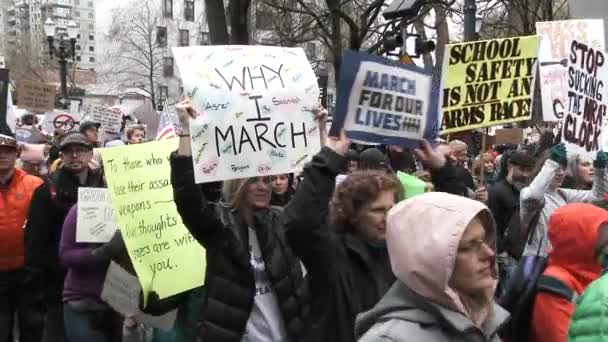 Люди Протестуют Плакатами Центре Города Скандируя Больше Никакой Нра Марш — стоковое видео