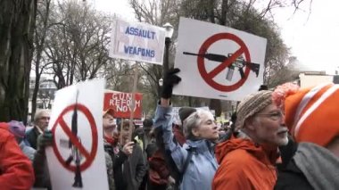 Kalabalık, Amerika 'da saldırı silahlarının kullanımını protesto ediyor ve daha iyi silah yasaları talep ediyor..
