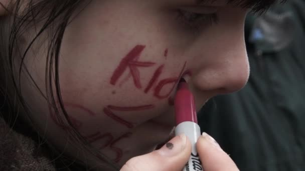 학생들은 그녀의 얼굴에 메시지를 폭력을 종식시키기 우리의 환호합니다 — 비디오