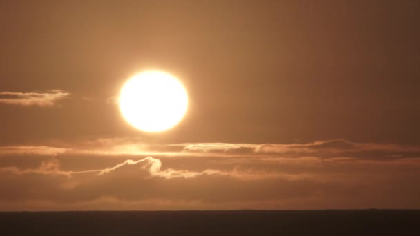 Close Sol Brilhante Brilhando Brilhante Acima Horizonte Oceânico Nublado Perto — Vídeo de Stock