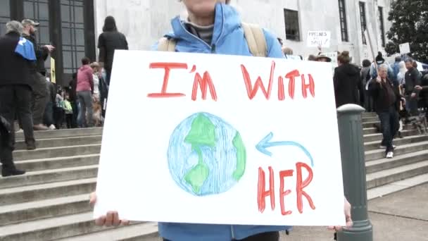 Жінка Тримає Знак Державному Капітолійському Ралі Читаючи Her Підтримку Чистої — стокове відео