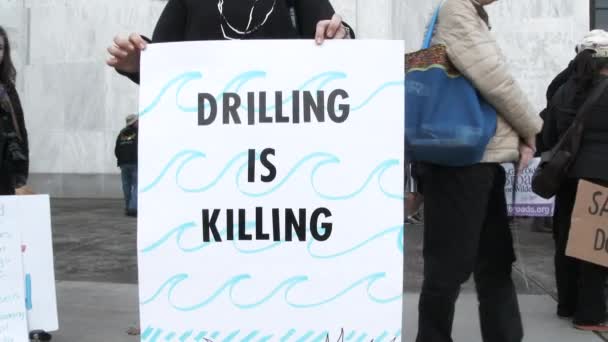 Drilling Killing Feliratot Viselő Személy Tengeri Fúrás Elleni Tiltakozáson — Stock videók