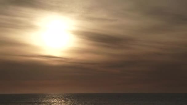 Dzień Nocy Zachodzi Słońce Nad Oceanem Spokojnym Przejście Kolorowych Chmur — Wideo stockowe