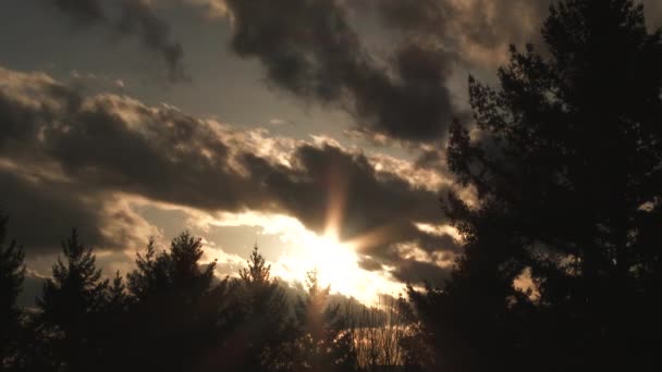 Luz Final Del Sol Brilla Través Las Nubes Antes Caída — Vídeos de Stock