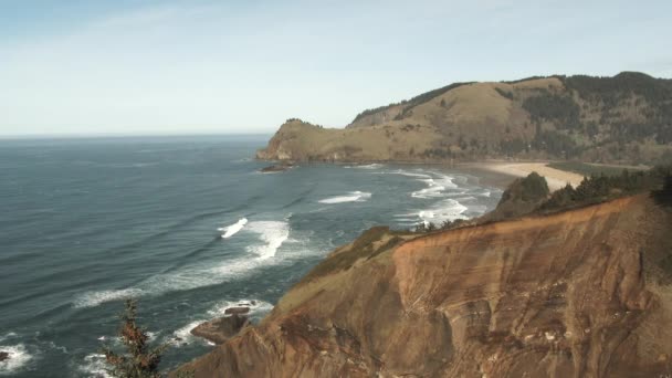 俄勒冈州海岸线上方的陆地和海景俯瞰着海浪冲向瀑布头的海湾 这些海浪是从上帝的拇指中捕获的 — 图库视频影像