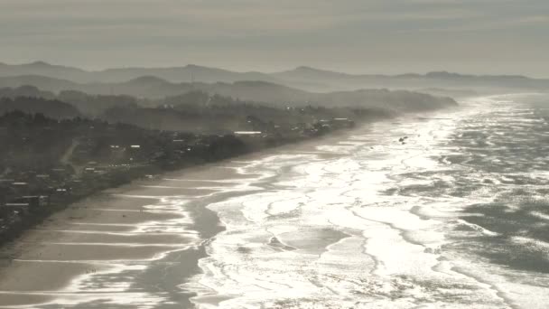 Día Caluroso Costa Oregón Mientras Las Olas Llegan Las Arenas — Vídeo de stock