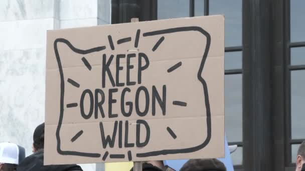 Pessoa Segurando Sinal Lendo Manter Oregon Wild Junta Grupo Pessoas — Vídeo de Stock