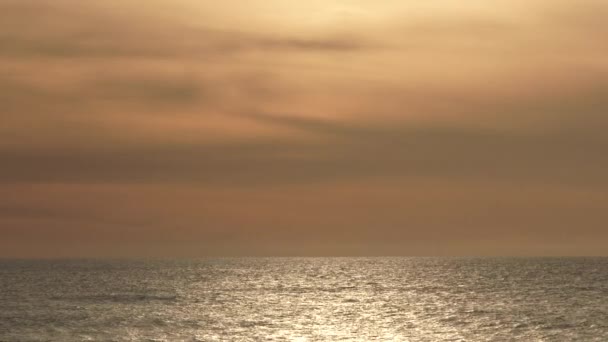 Sol Hora Dourada Brilha Água Calma Oceano Com Nuvens Quentes — Vídeo de Stock