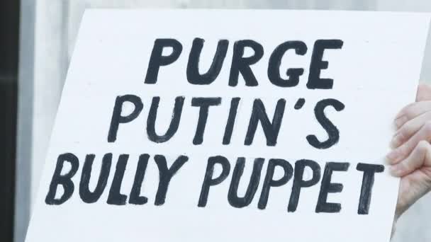 Frau Mit Schild Mit Der Aufschrift Säuberung Putins Puppe Winkt — Stockvideo