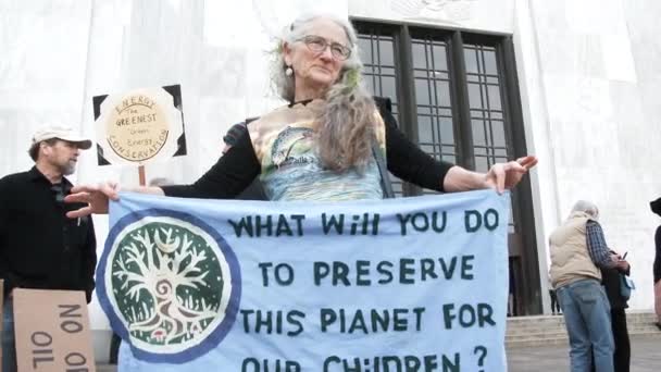 Пожилая Женщина Делится Своим Посланием Митинге Предотвратить Изменение Климата Надеясь — стоковое видео