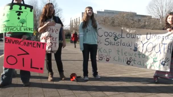 Jugendgruppe Steht Vor Regierungsgebäuden Und Skandiert Gegen Große Ölkonzerne Die — Stockvideo