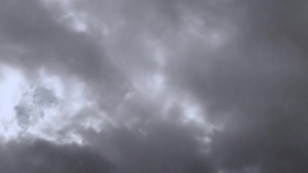 Sol Brilla Detrás Nubes Oscuras Que Pasan Con Fuerte Lluvia — Vídeo de stock