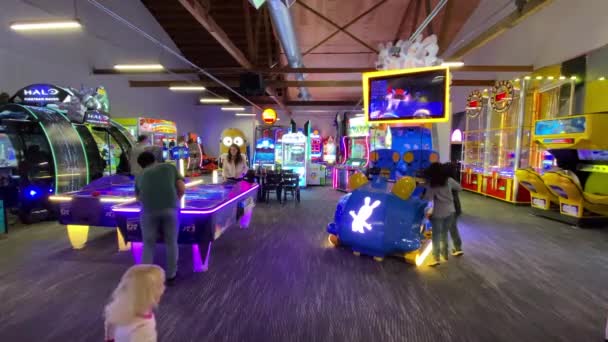 Gente Entra Arcade Para Ver Jugar Todos Los Juegos Nuevos — Vídeos de Stock