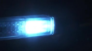Geceleri polis arabasından yanıp sönen ışıklar ve hareket için yakınlaştırma ve uzaklaştırma çeşitleri..