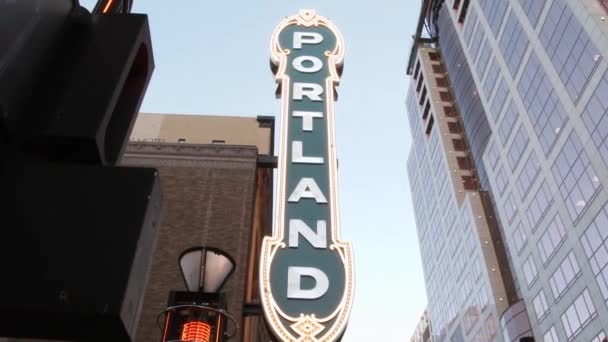 Caméra Panoramique Prise Sur Emblématique Panneau Portland Centre Ville — Video