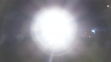 Polis memurunun gece soruşturması sırasında kameraya ışığını tutması....