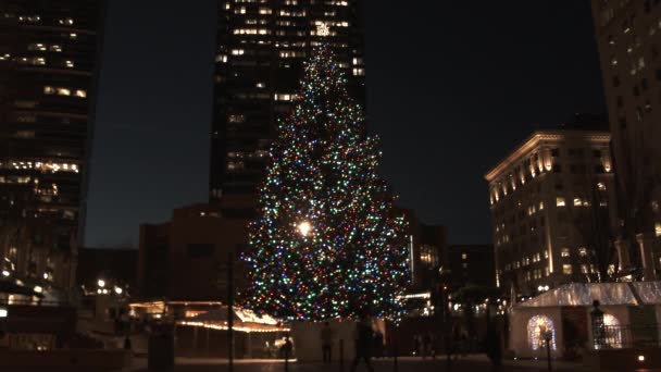 Hermoso Grande Árbol Navidad Pioneer Square Ilumina Cielo Nocturno Centro — Vídeos de Stock