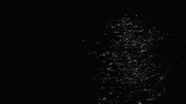 Yukarıdan yansıyan ışıkla siyah su dansı, arka plan dokusu.