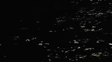 Yukarıdan yansıyan ışıkla dans eden siyah su, yaklaş ve odaklan.