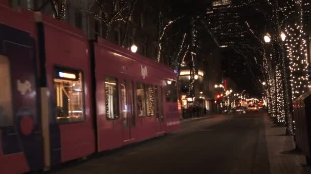 假日期间 城市火车在晚上经过俄勒冈州波特兰的城市街道 — 图库视频影像