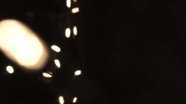 Gros plan sur les lumières de vacances avec mise au point rack et transition vers le noir .