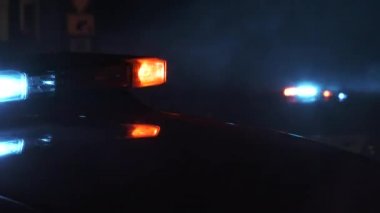 Trafik geceleri yavaş ilerlerken polis arabalarının ve acil durum araçlarının ışıkları dumanı havayı dolduruyor..