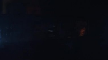 Gece dumanlı polis arabasından çıkan acil durum ışıklarını kapat..