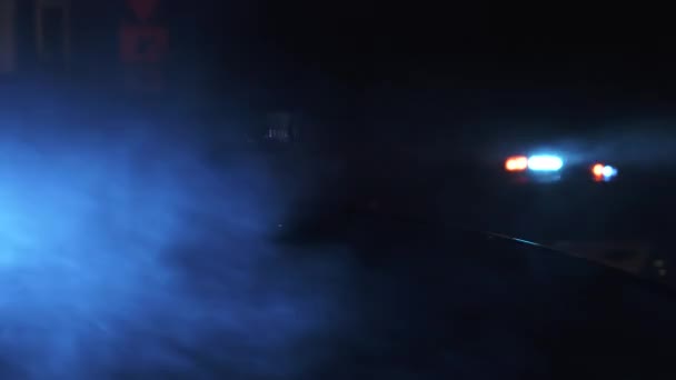 煙は夜遅くまで交通手段として警察の車や緊急車両から点滅する光で空気を埋めます — ストック動画