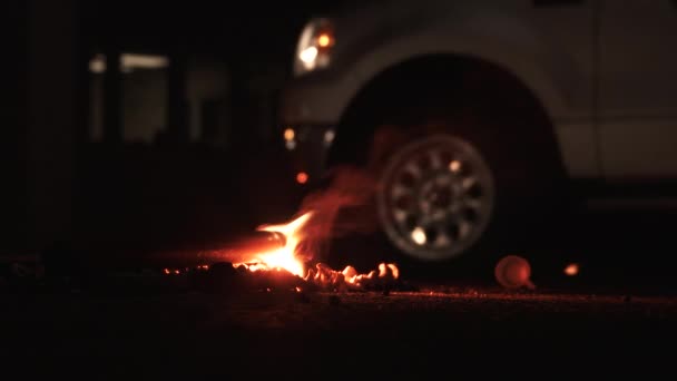道路照明弹夜间在市区街道上燃烧 车辆驶过 — 图库视频影像