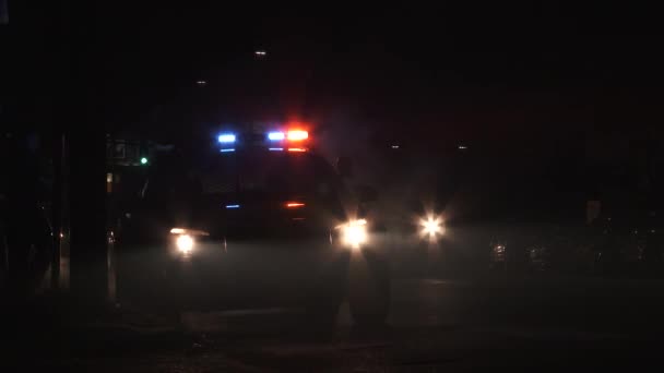 Oscuro Tráfico Calle Ciudad Conduciendo Por Coche Policía Estacionado Por — Vídeos de Stock