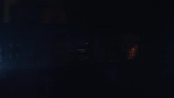 夜間に煙が通り過ぎる警察の車からの非常灯を閉じて — ストック動画