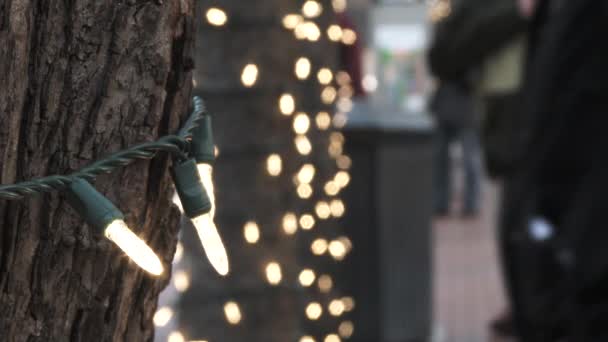 Luzes Natal Decoram Centro Cidade Com Pessoas Irreconhecíveis Andando Enquanto — Vídeo de Stock