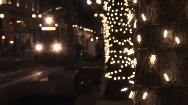 Julbelysning Dekorera Stadens Gator Portland Oregon Med Tåg Passerar Oigenkännlig — Stockvideo
