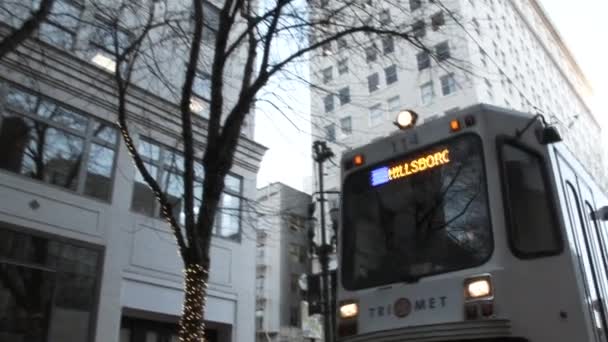 Pociąg Portland Max Przejeżdża Przez Centrum Efektem Dźwiękowym — Wideo stockowe