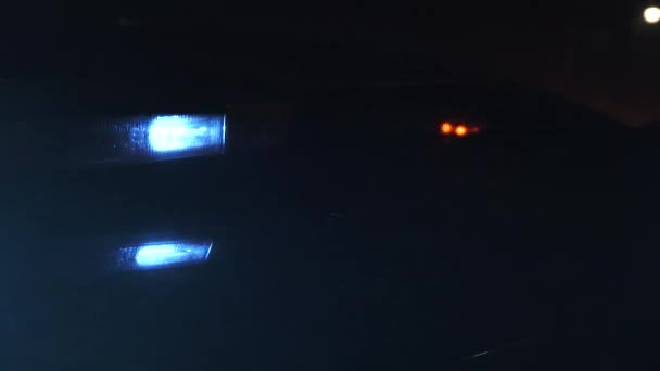 多辆警车在夜间巡逻街道 紧紧围绕着闪烁的紧急信号灯 — 图库视频影像