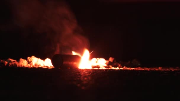 Onherkenbare Mensen Voertuigen Rijden Nachts Weg Met Brandende Noodwegen — Stockvideo