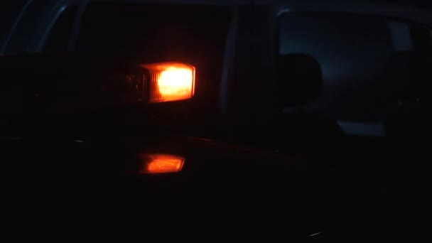 Polizeifahrzeuge Blinken Aus Geparkten Streifenwagen Während Der Verkehr Nachts Vorsichtig — Stockvideo