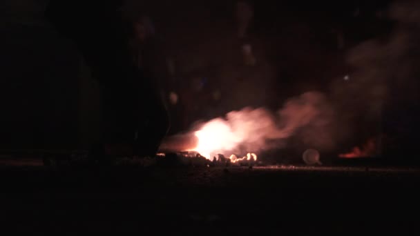 Lage Hoek Close Straat Nachts Met Persoon Het Aansteken Van — Stockvideo