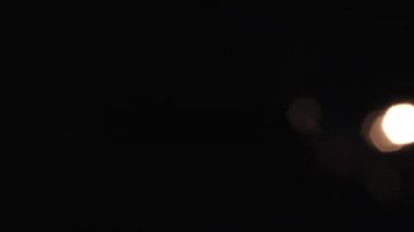 Bulanık trafiği olan acil durum araçlarının parlak kırmızı ve mavi yanıp sönen ışıklarına odaklanın.