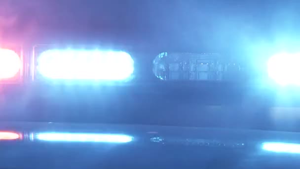 Nahaufnahme Von Leuchtend Roten Und Blauen Blinklichtern Aus Einsatzfahrzeugen Bei — Stockvideo