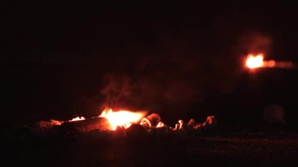 紧贴紧急公路上的照明弹在街上燃烧 车辆在夜间经过 — 图库视频影像