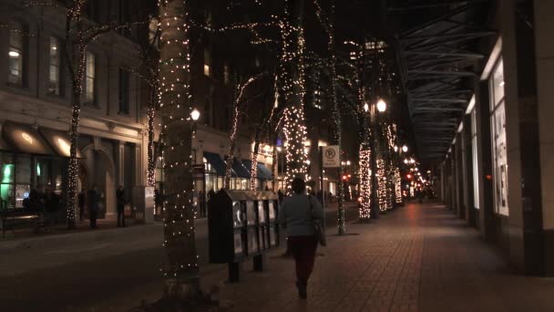 Bir Kadın Tatil Sezonunda Gece Portland Şehir Merkezinde Yürüyor — Stok video