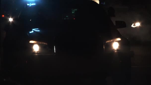 Orang Orang Tak Dikenal Berjalan Melewati Mobil Polisi Dengan Lampu — Stok Video