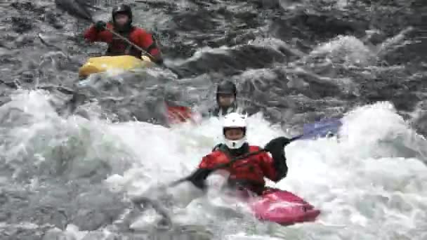 Sekelompok Kayak Mendayung Menyusuri Arus Sungai Tinggi Melewati Bawah Kamera — Stok Video