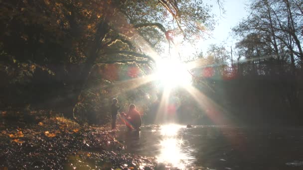 Vater Und Sohn Fluss Auf Der Suche Nach Besonderen Felsenschätzen — Stockvideo