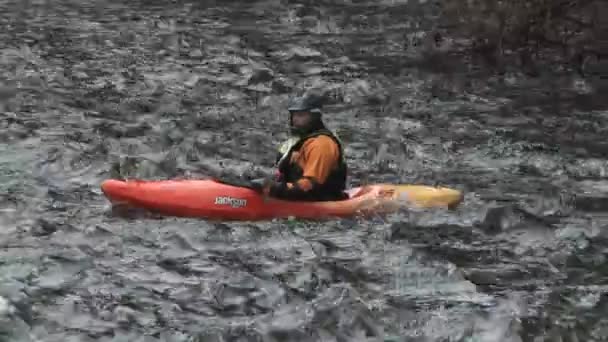秋の雨で水位が上がると カヤックで川の上で一日を楽しむ男 — ストック動画