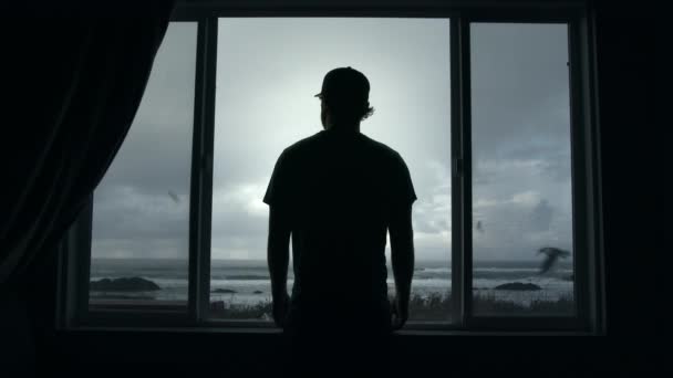 Człowiek Patrzy Przez Okno Obrazu Ocean Podczas Burzliwego Dnia Wybrzeżu — Wideo stockowe