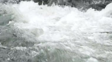 Yaklaş ve yüksek beyaz su nehri akıntılarında yavaş çekim yap..