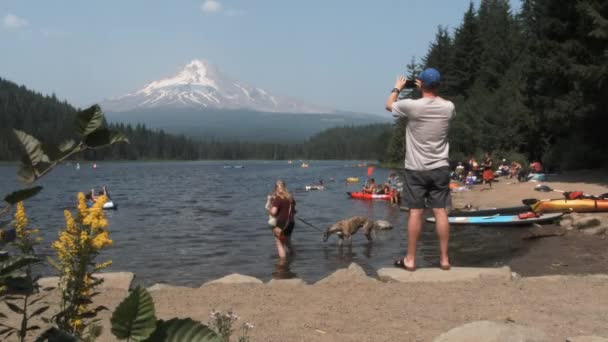 Beaucoup Gens Profitent Une Belle Journée Été Lac Montagne Près — Video